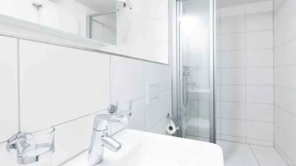 Swiss Star Guesthouse District 4