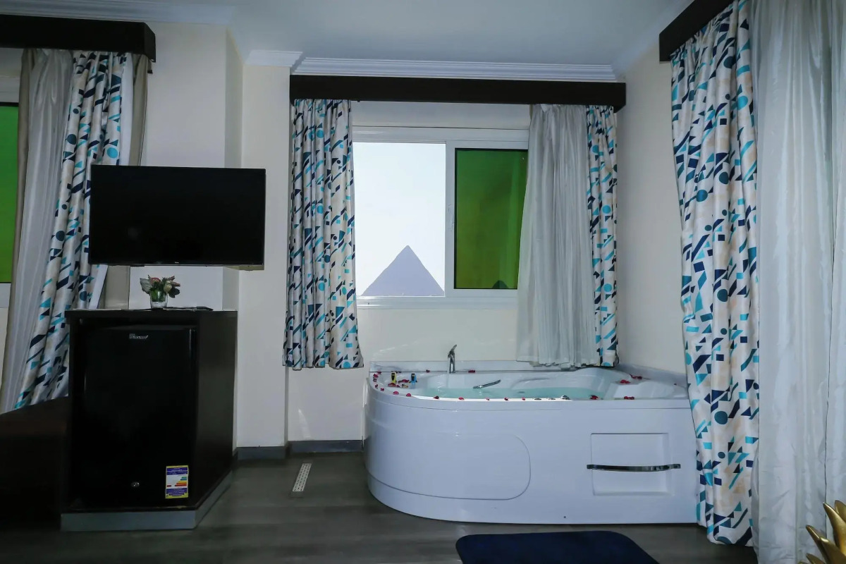 Pyramid Edge Hotel & Exclusive Pyramids View Rooftop
