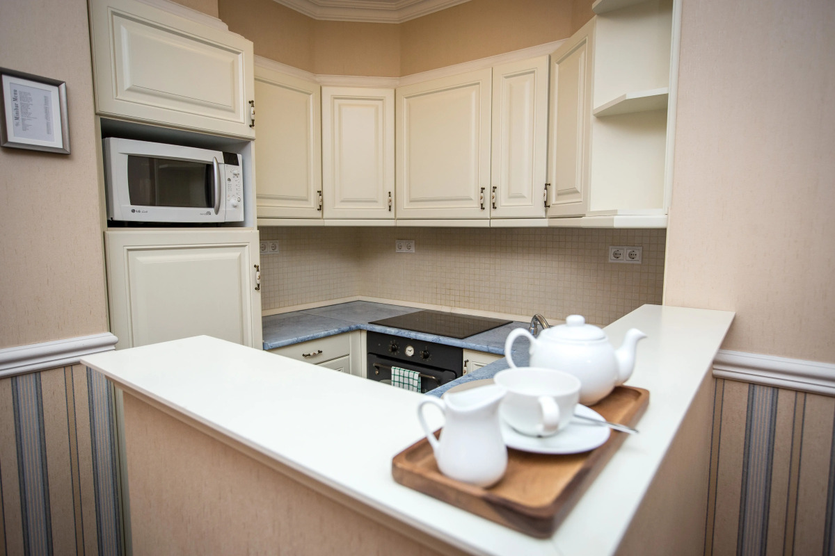 Queen's Court Hotel & Residence