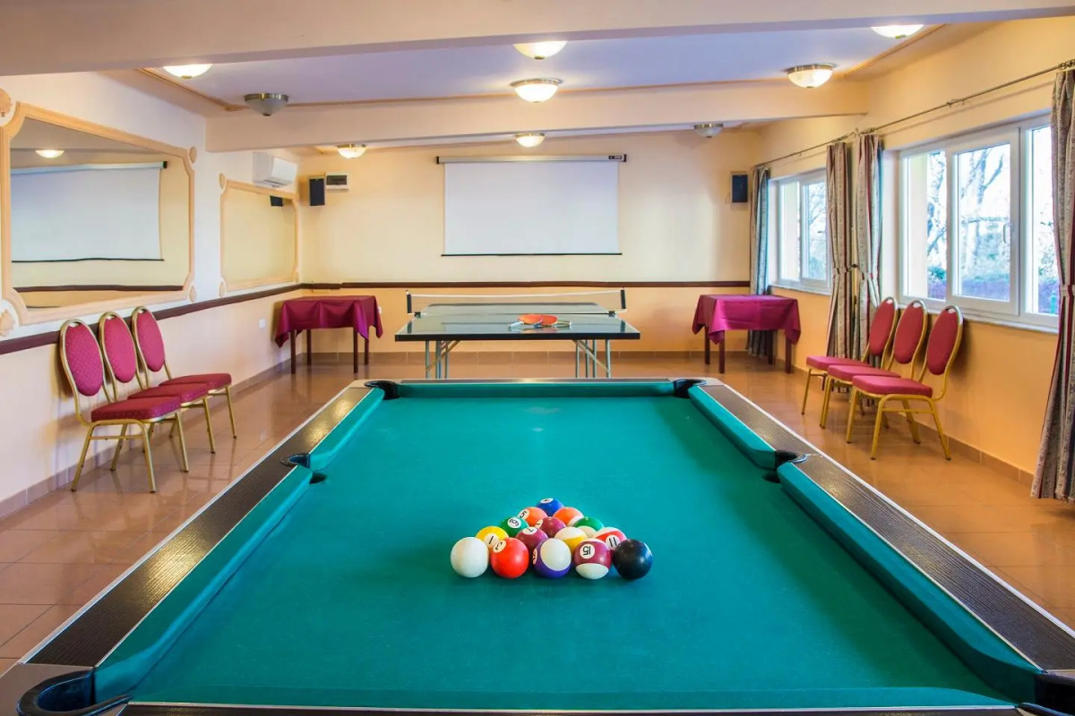 Fried Castle Hotel and Restaurant