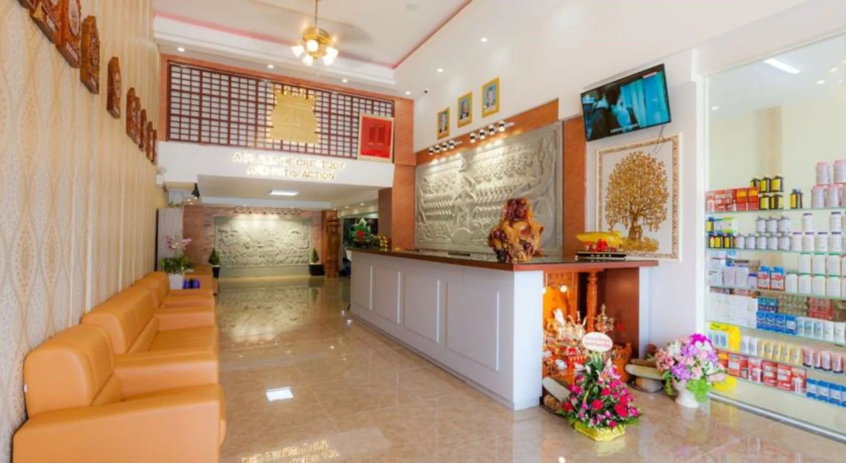 Seventh Heaven Hotel and High Bar