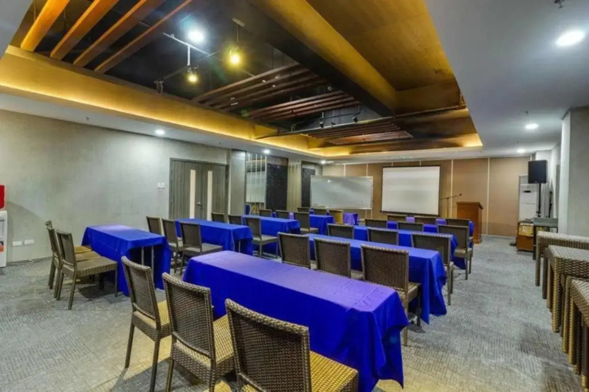 RedDoorz Plus @ Jones Avenue Cebu