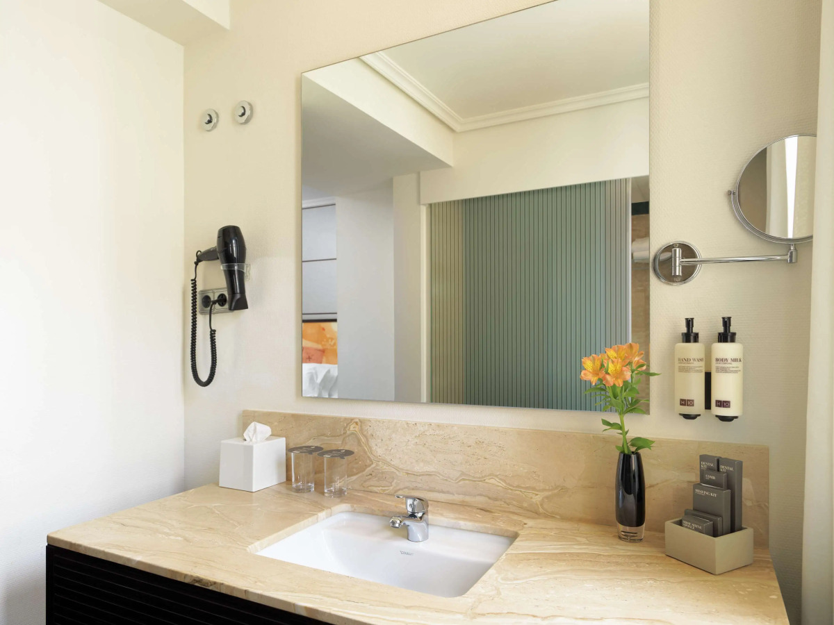 Отель H10 Universitat