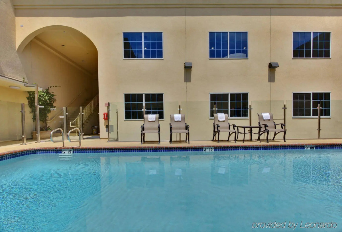 Holiday Inn Express & Suites Hollywood Walk Of Fame