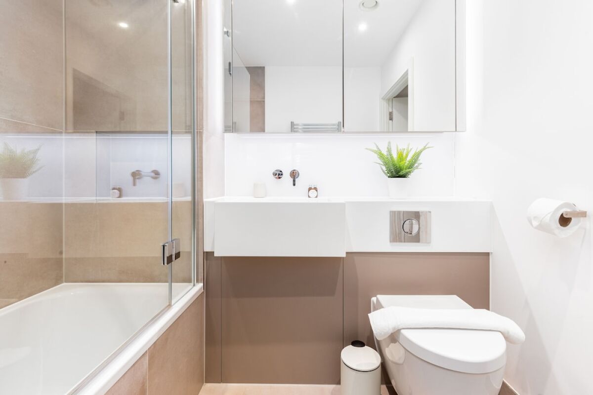 Luminous 2 Bed Balcony Flat in Islington