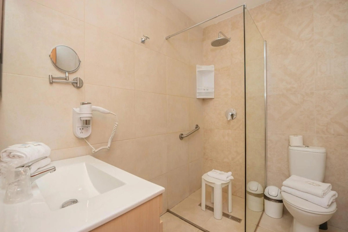 Gillieru Harbour Hotel