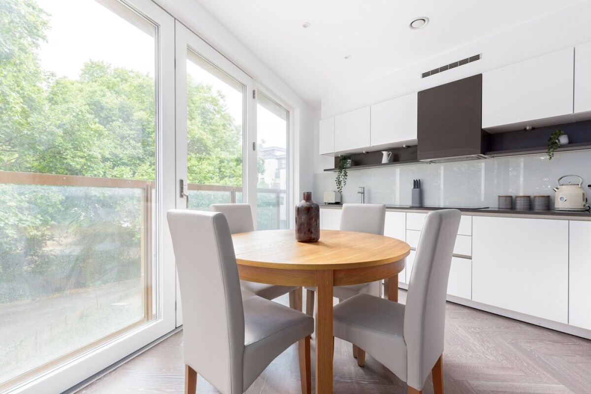 Luminous 2 Bed Balcony Flat in Islington