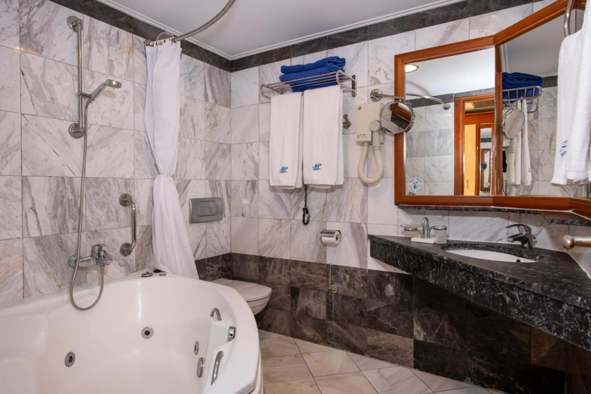 Hydramis Palace Beach Resort