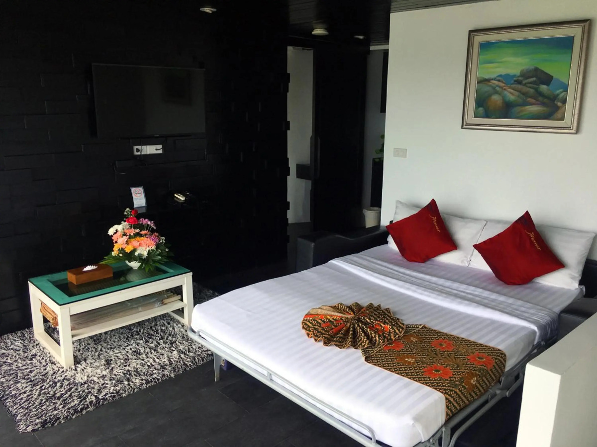 The Front Hotel and Apartment