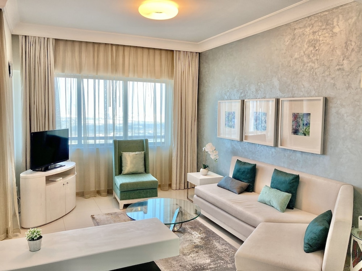 SuperHost - High-rise Chic Apt With Incredible Skyline Views