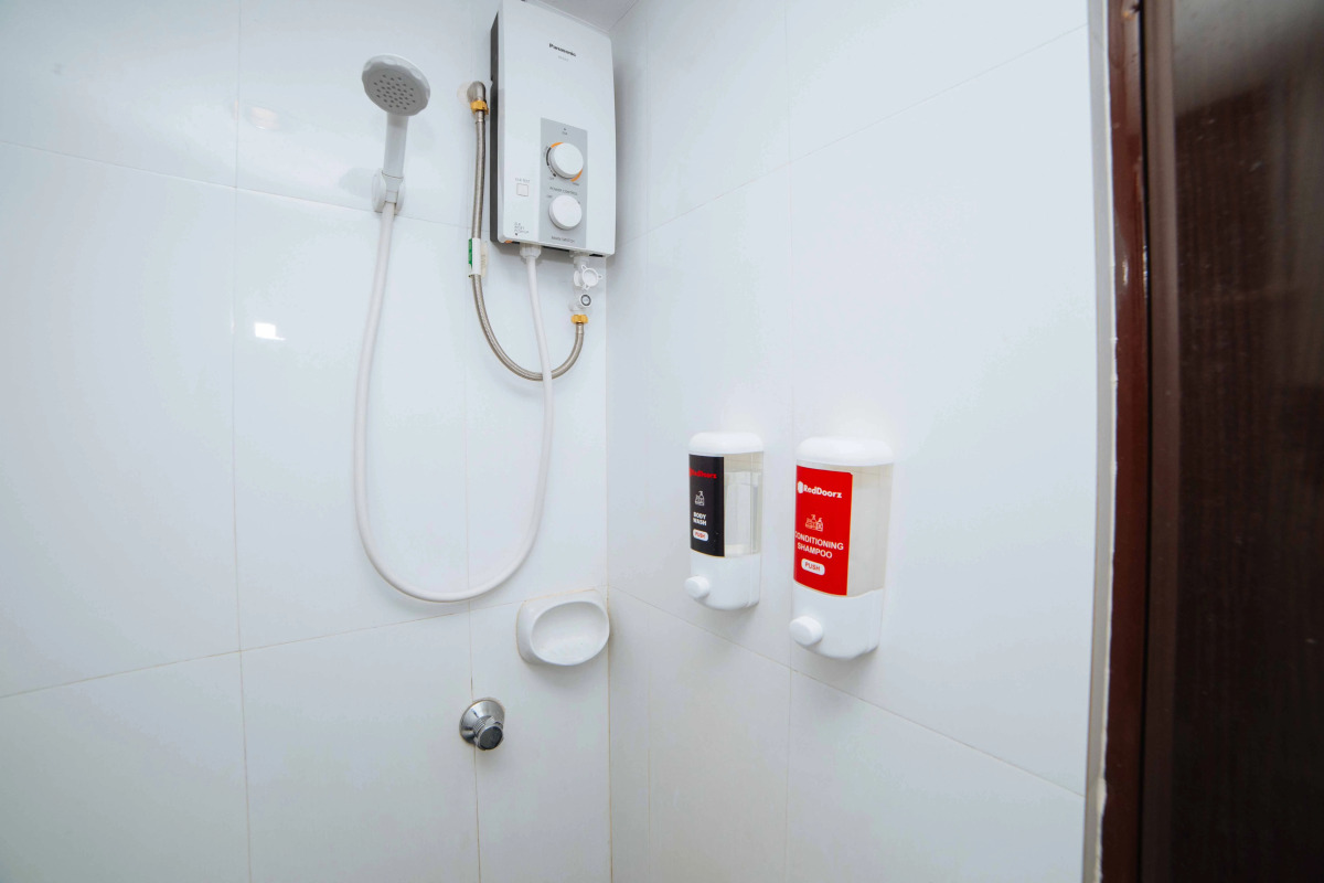 RedDoorz near Bambang Station