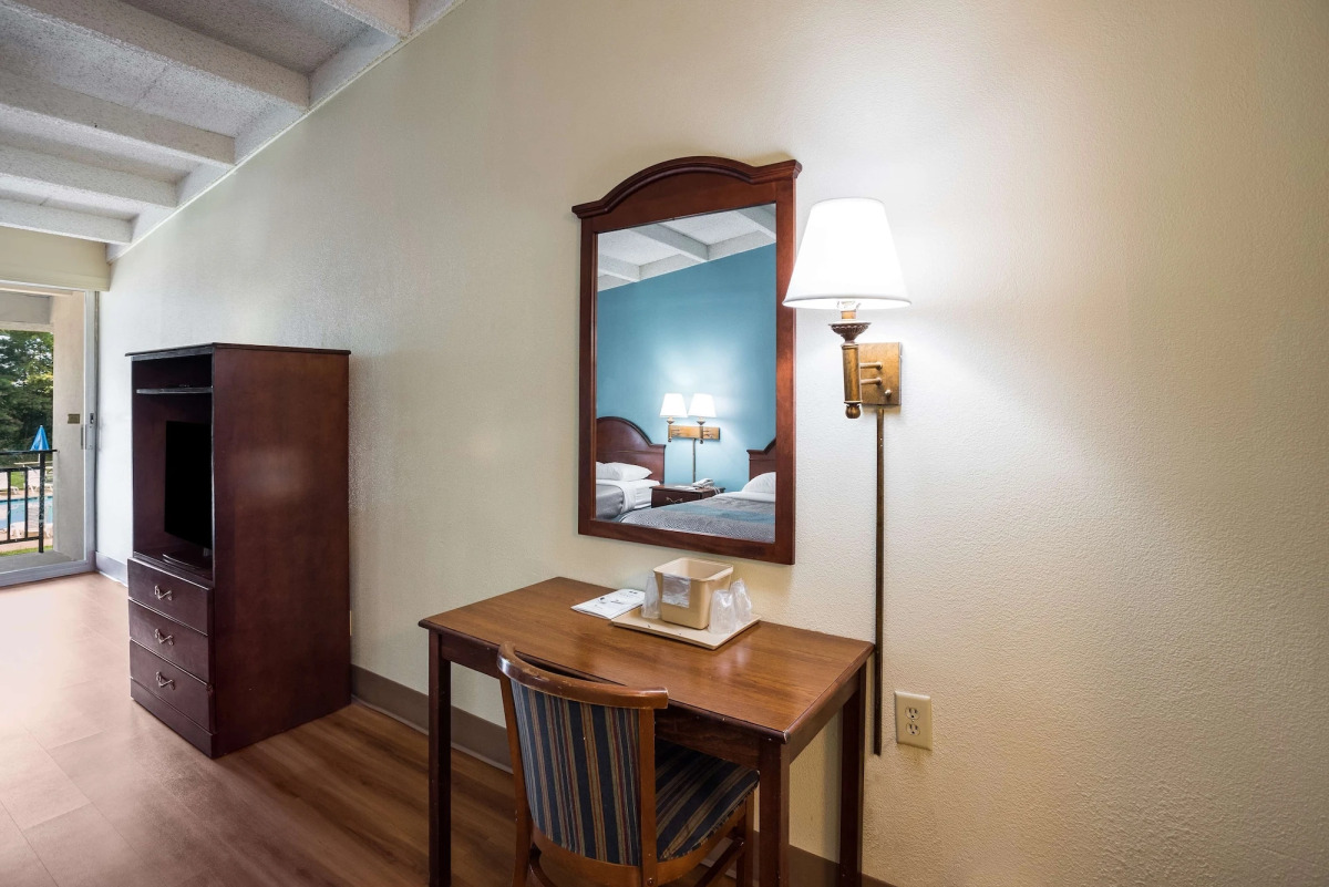 Red Carpet Inn & Suites