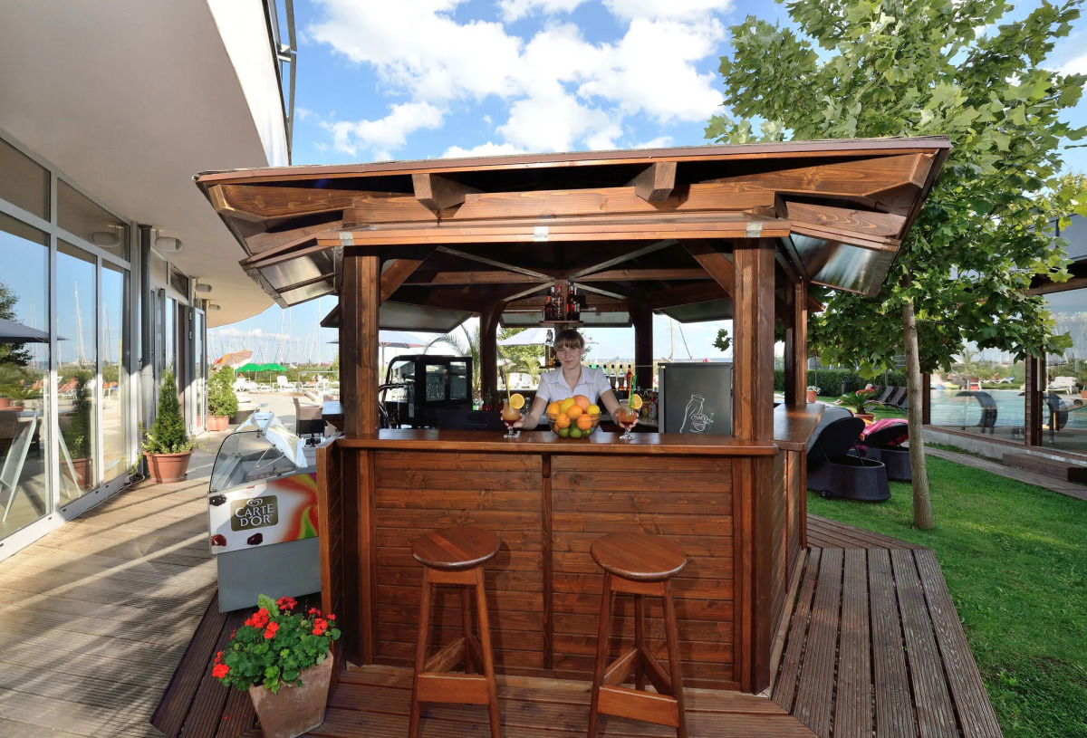 Hotel Golden Lake Resort