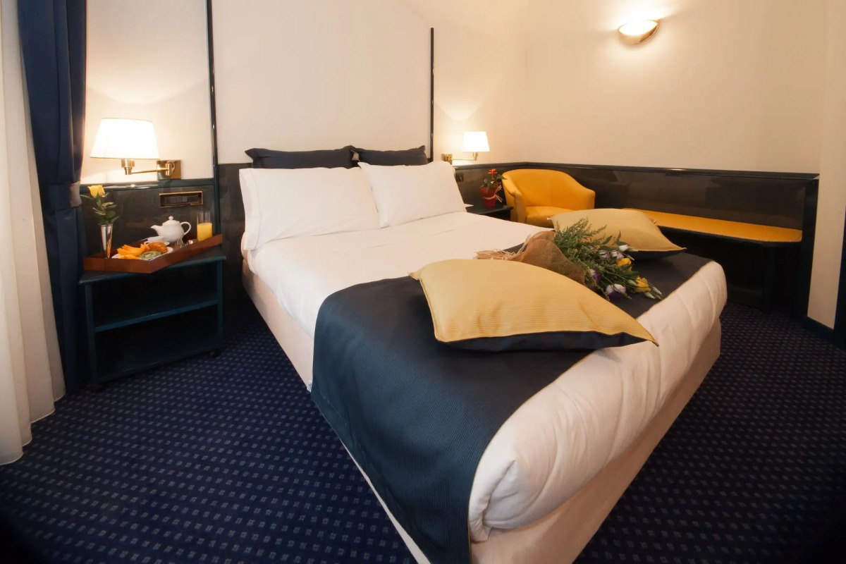 Отель IH Milano Ambasciatori