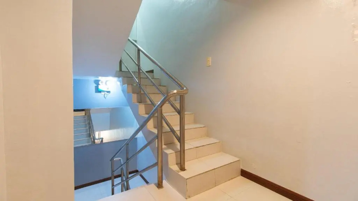 RedDoorz near Bambang Station