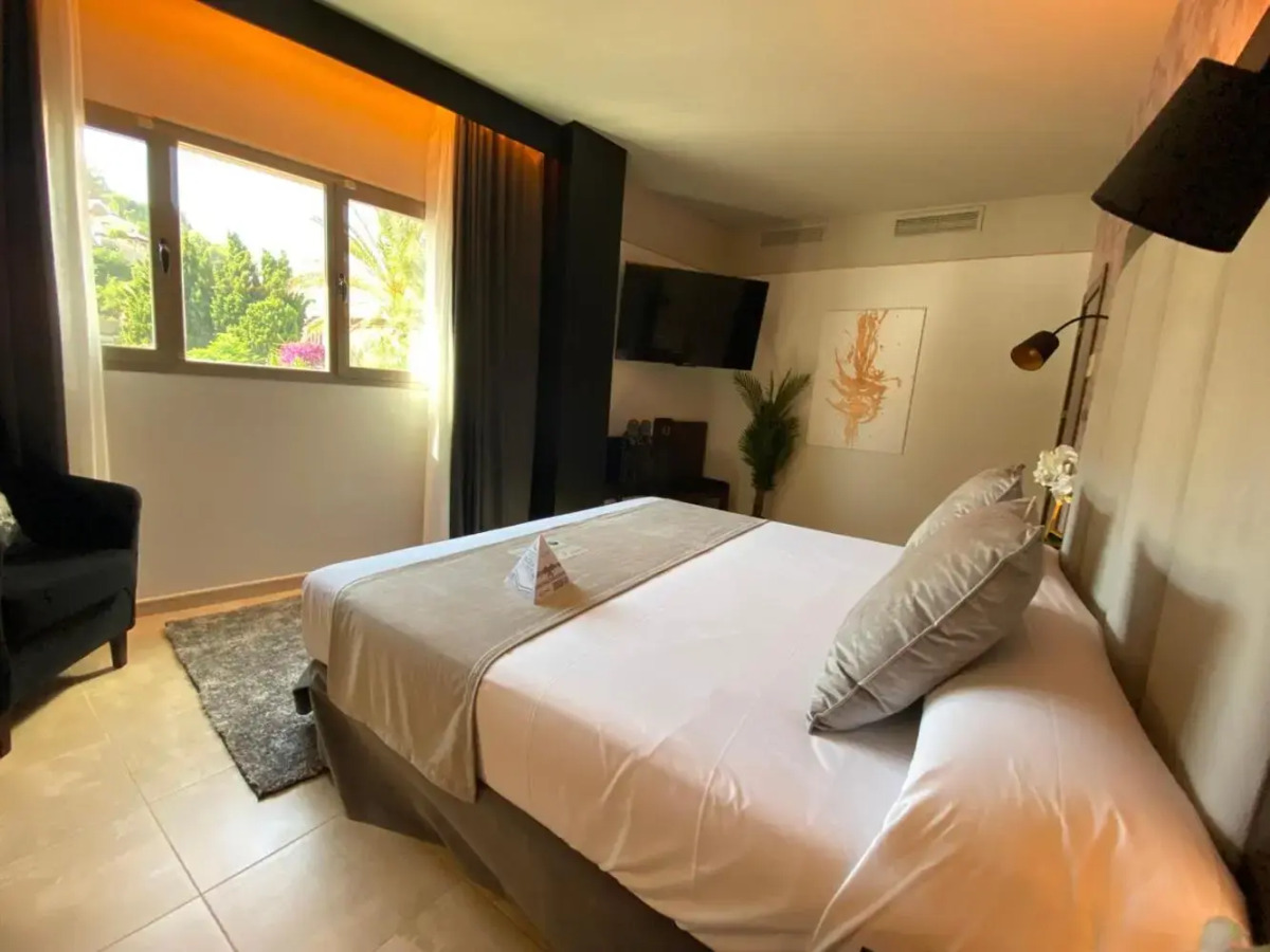 ON ALETA ROOM designed for adults