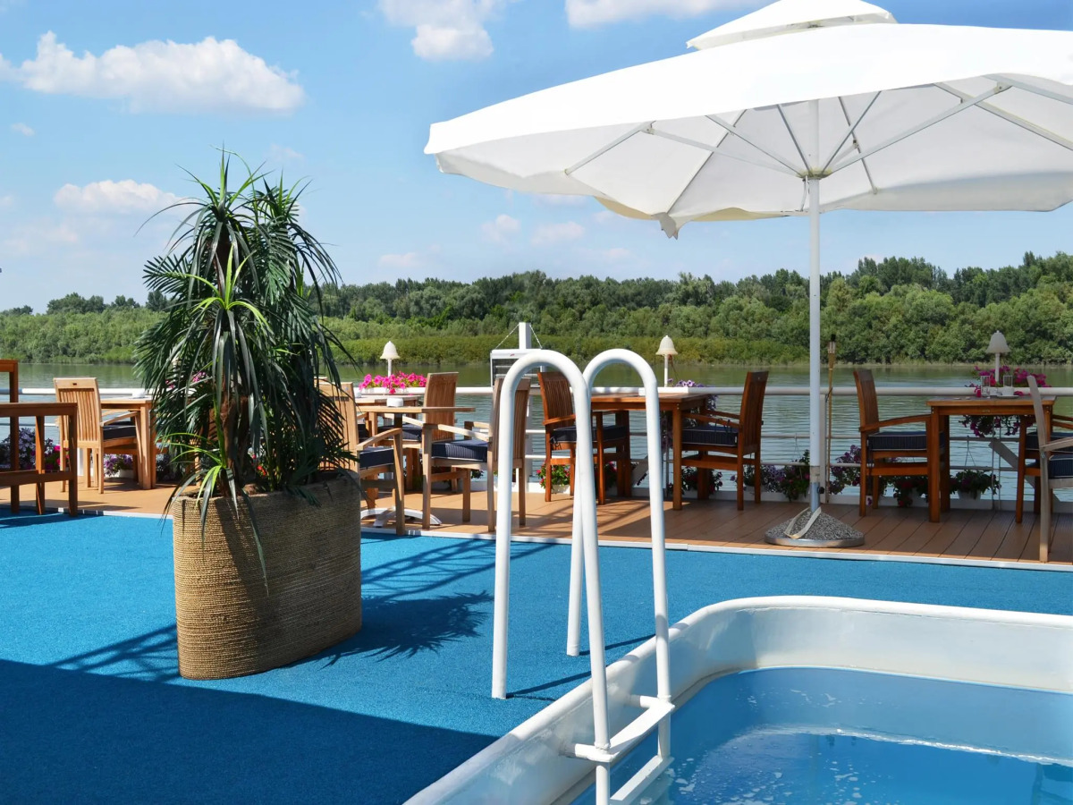 Compass River City Boatel