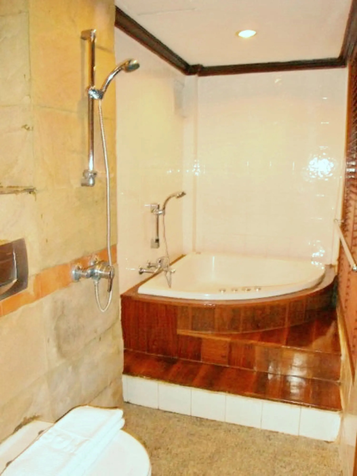 White House Beach Resort And Spa