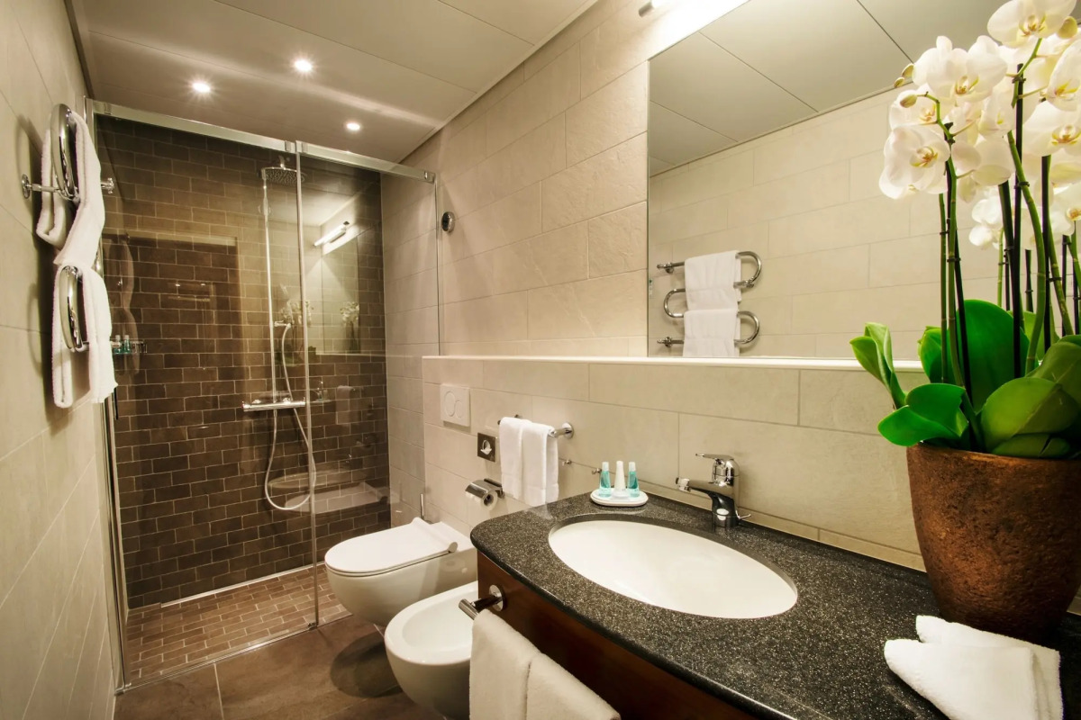 International au Lac Historic Lakeside Hotel