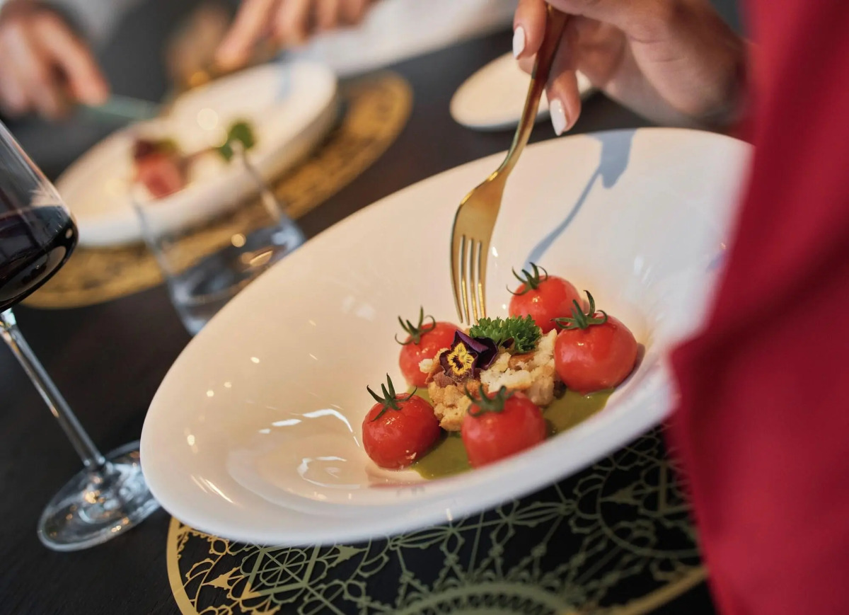 De Bonart Naples, Curio Collection by Hilton