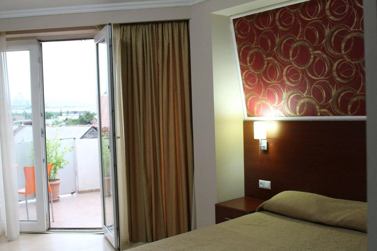 Армази Палас