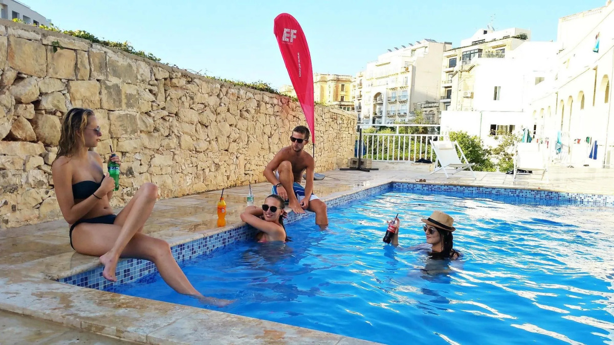 Follow the Sun Boutique Hostel - Pool, Breakfast & Sea Views