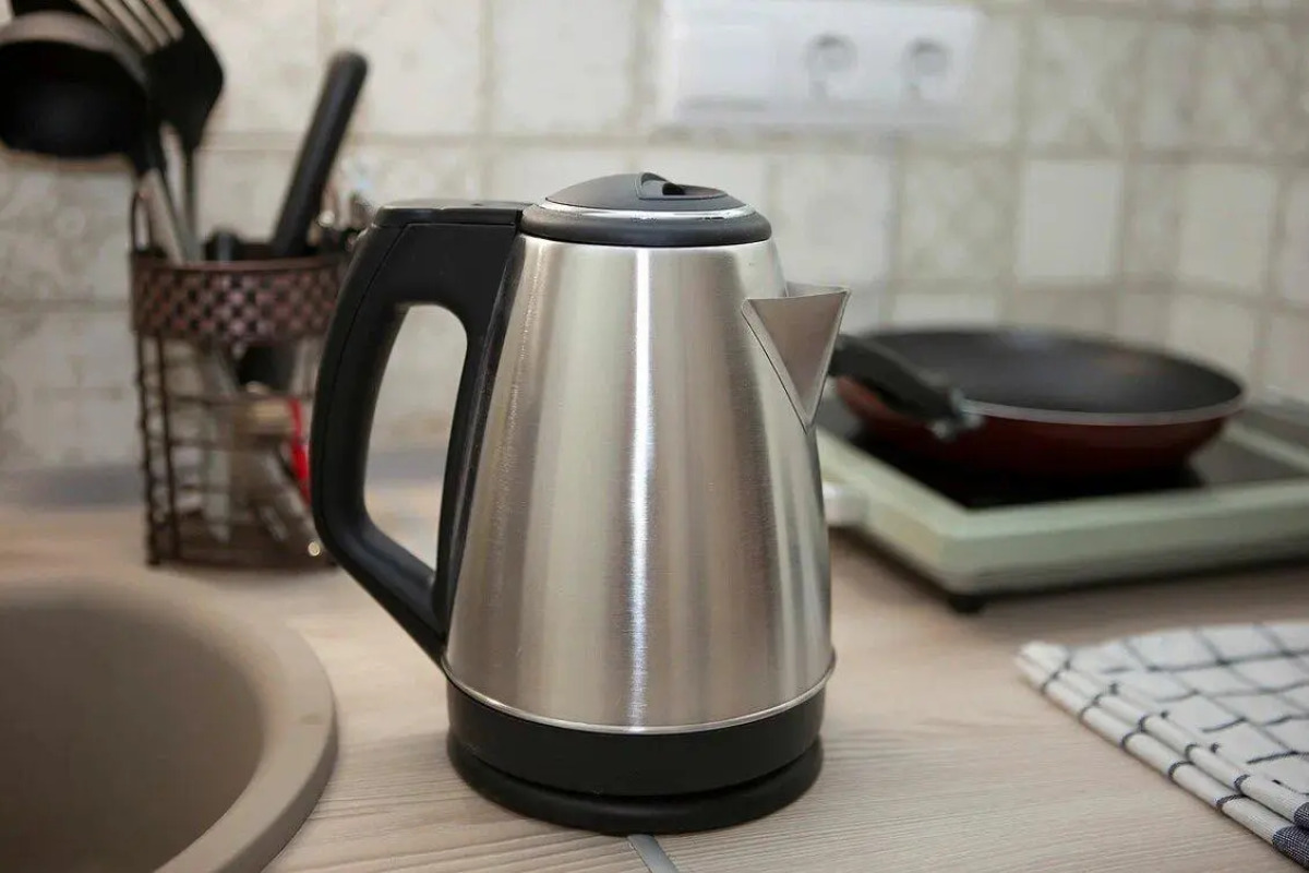 Диван и чемодан на улице Сибиряков-Гвардейцев