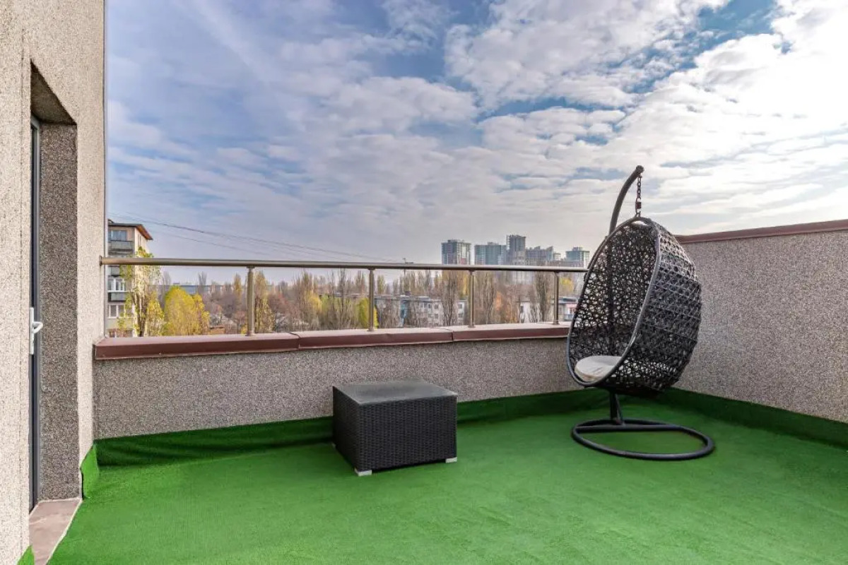 Отель Ambassador Plaza