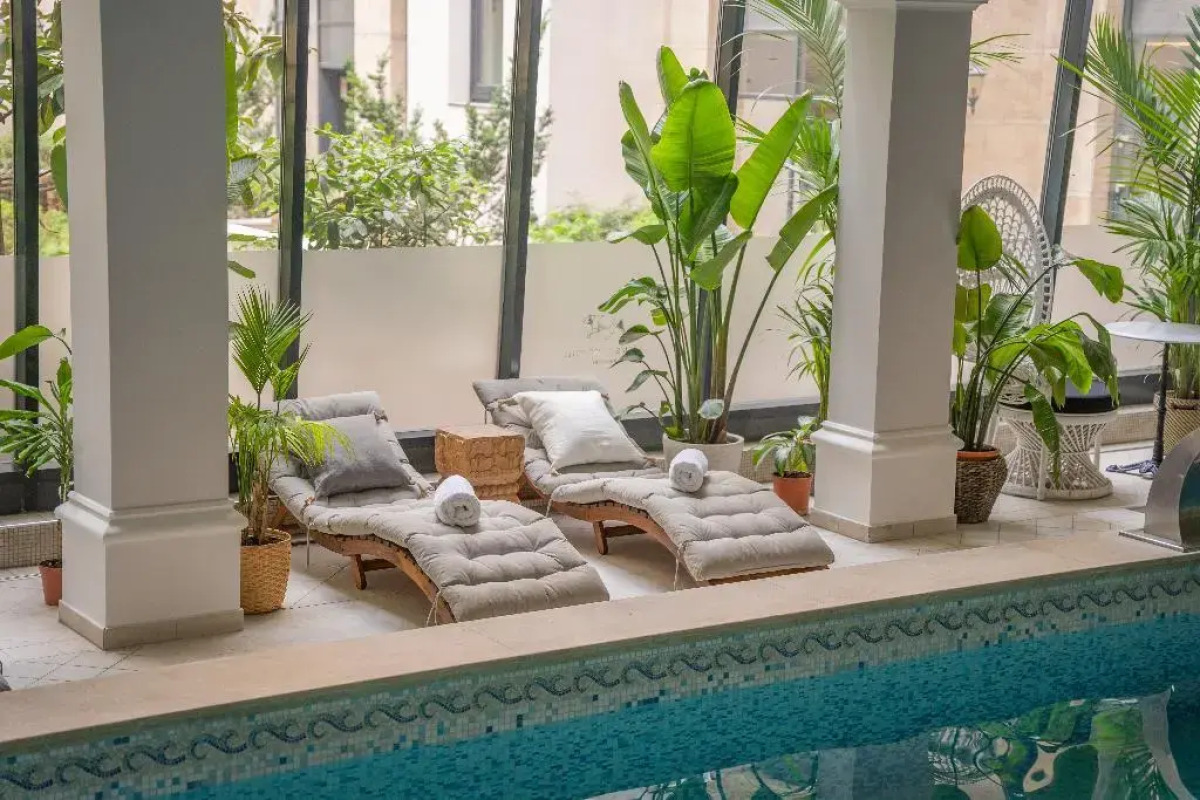 Queen's Court Hotel & Residence