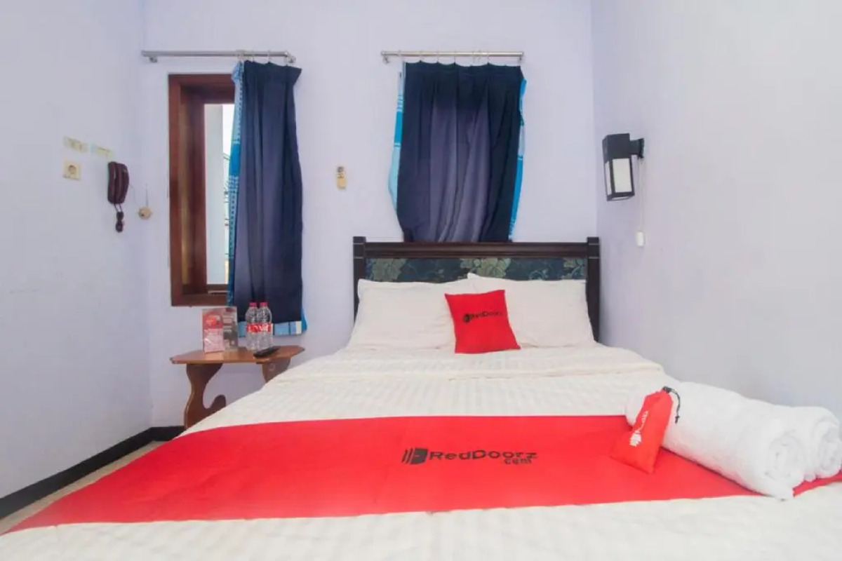 RedDoorz near Pantai Boom