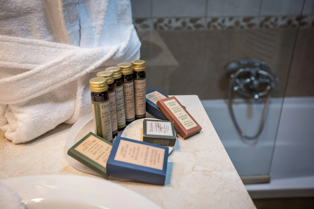 Queen's Court Hotel & Residence