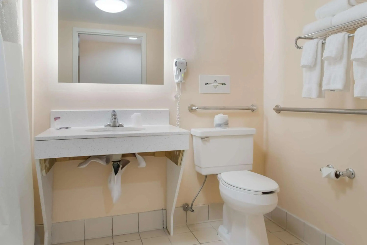 All Seasons Inn & Suites