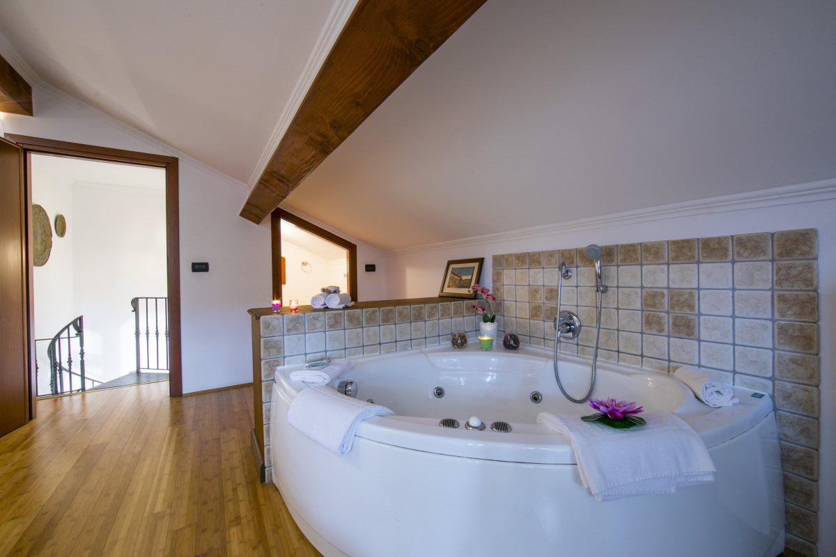 Villa Monte Enrico - Pool And Whirlpool