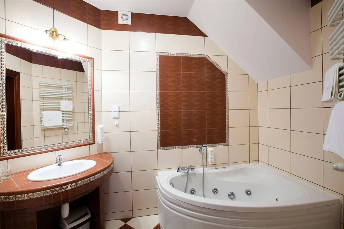 Hotel Dworek Tryumf Dąbrowscy Spółka Jawna