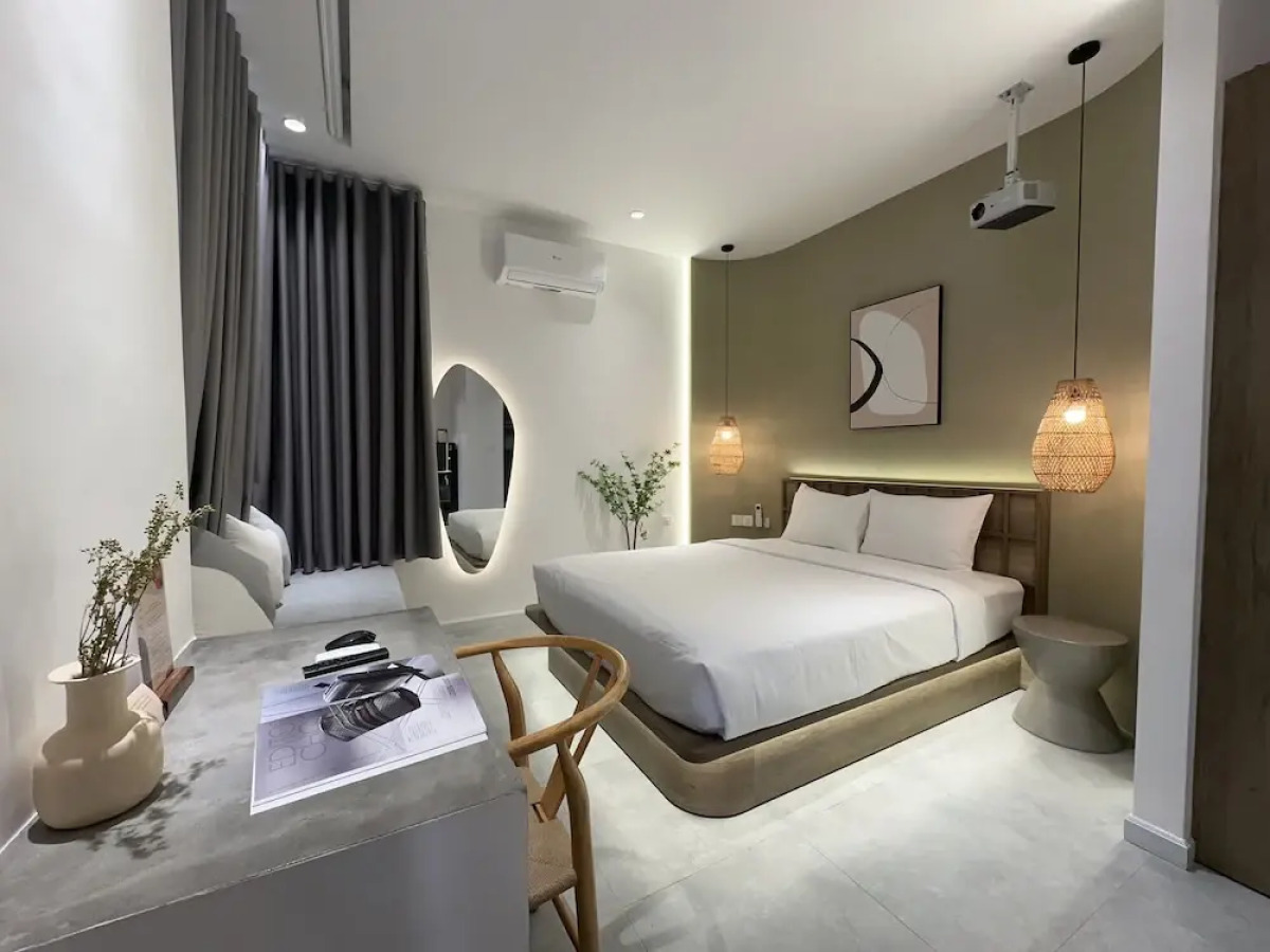 Kin Wander Tan Phong, The Moonage