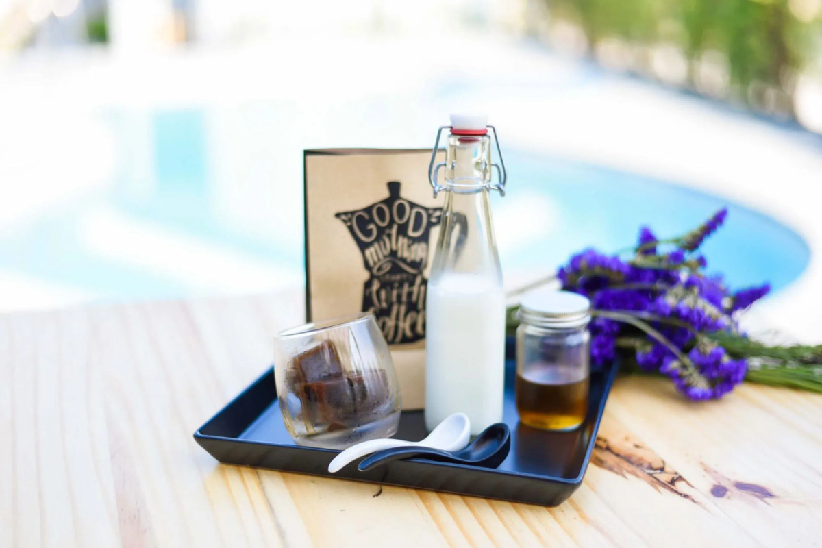 1715 House - White Rhino