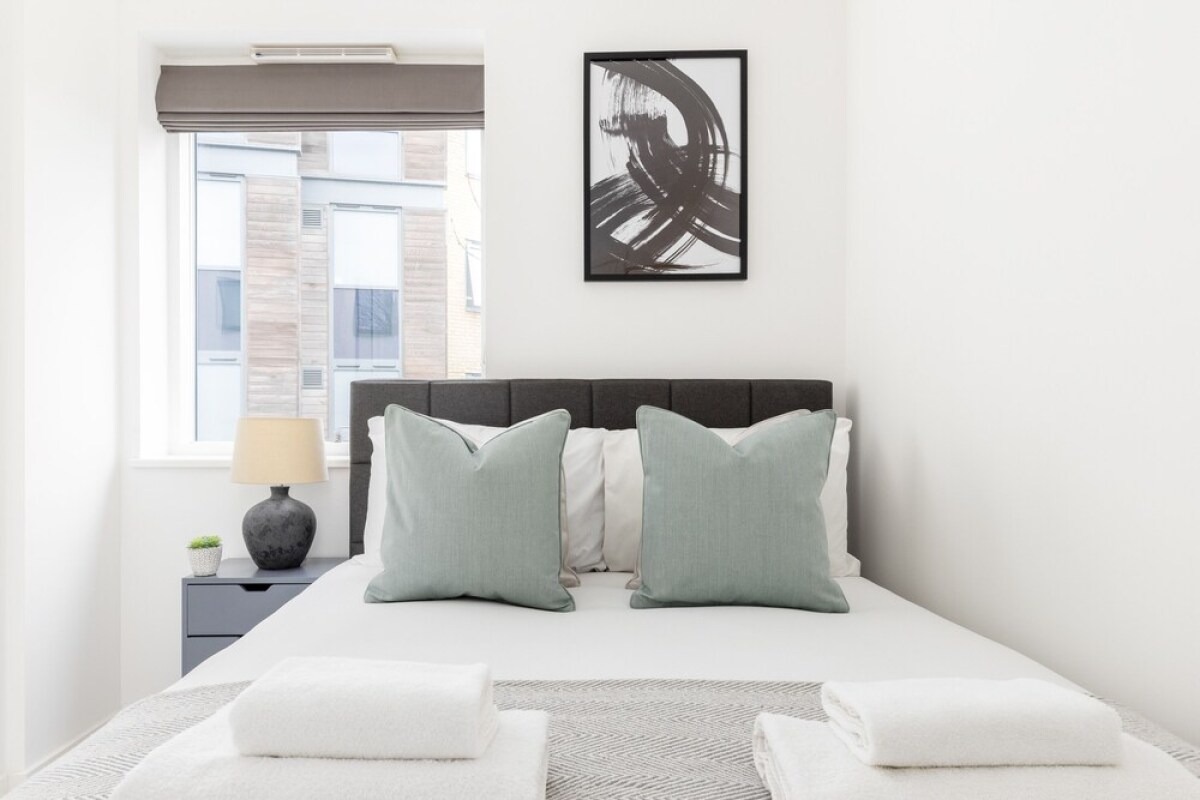 Luminous 2 Bed Balcony Flat in Islington