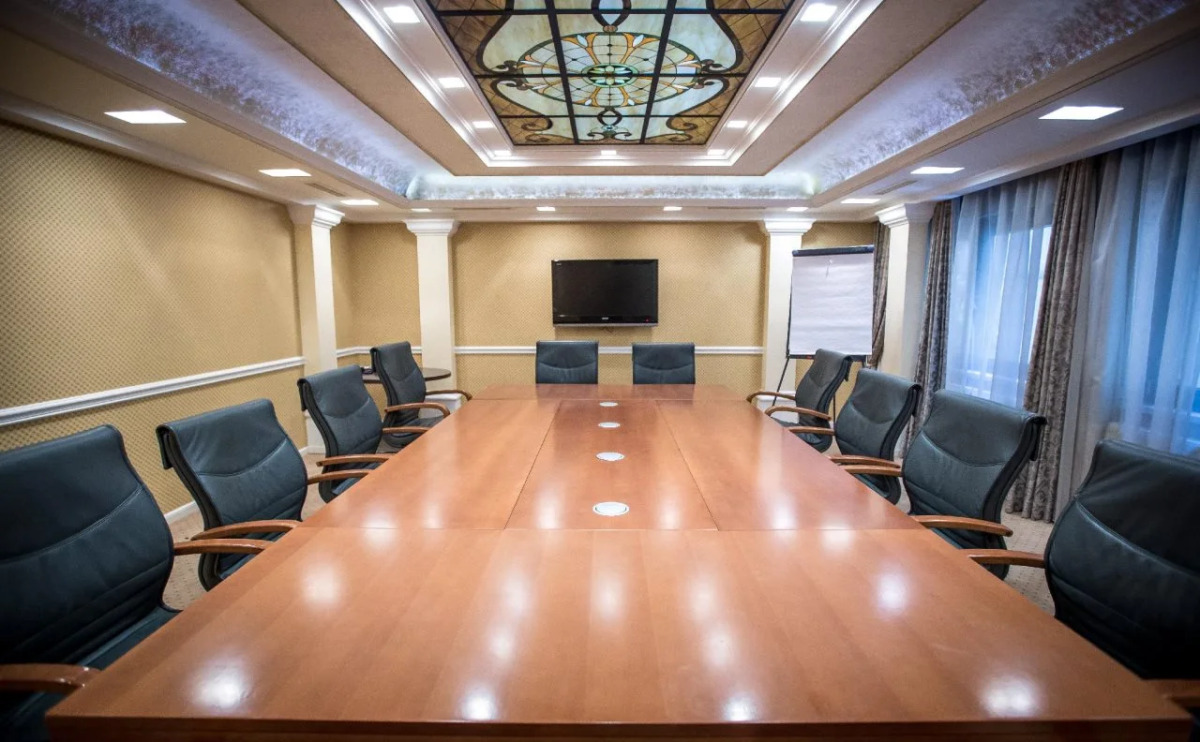 Queen's Court Hotel & Residence