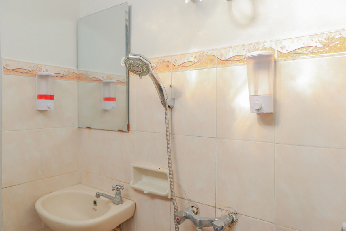 OYO 1111 Pasar Baru Inn