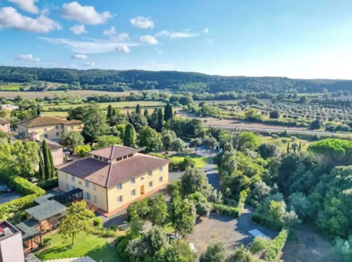 Resort with pool in Riparbella