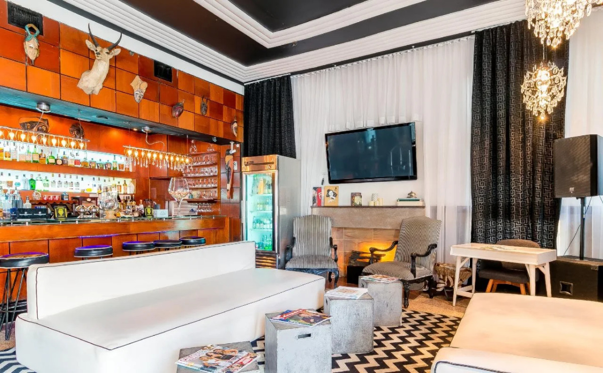 Chesterfield Hotel & Suites