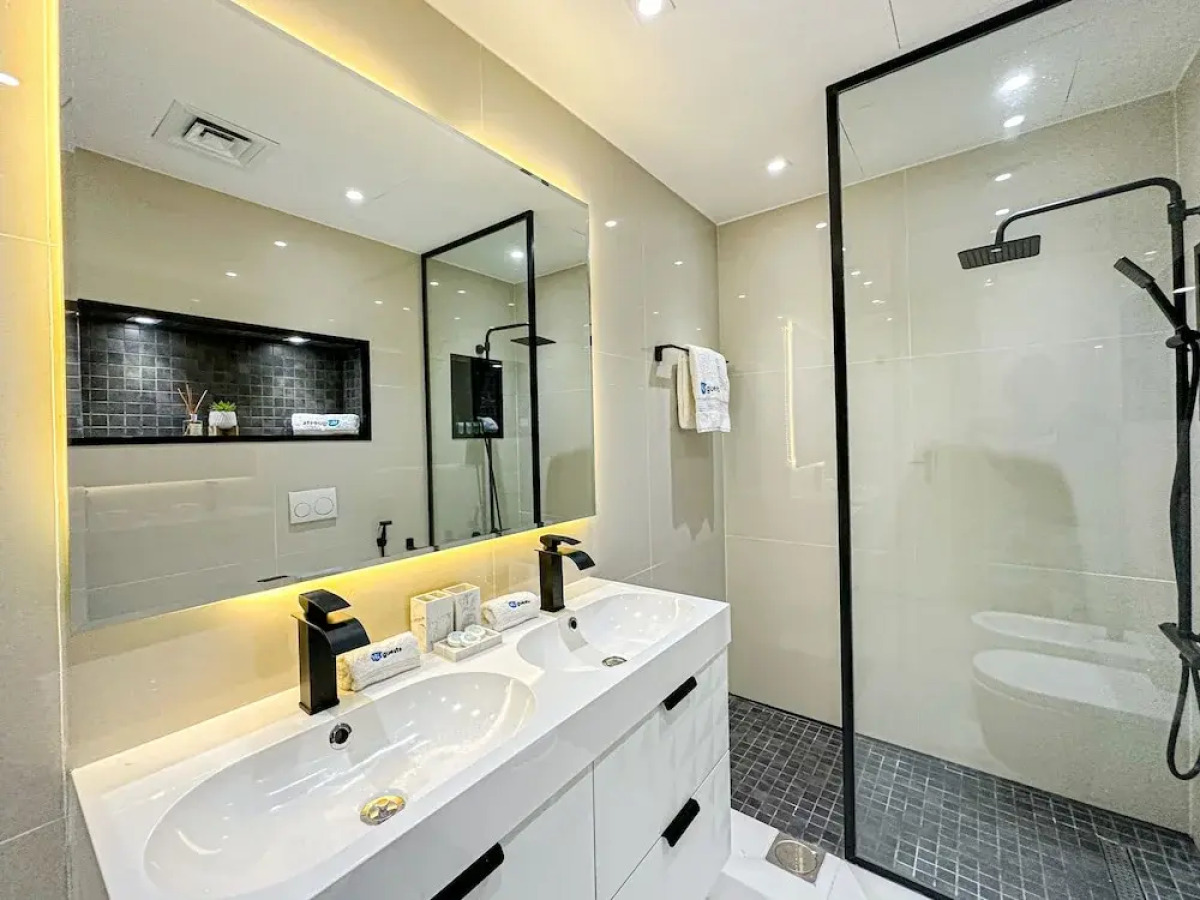 HiGuests - The Marina Torch