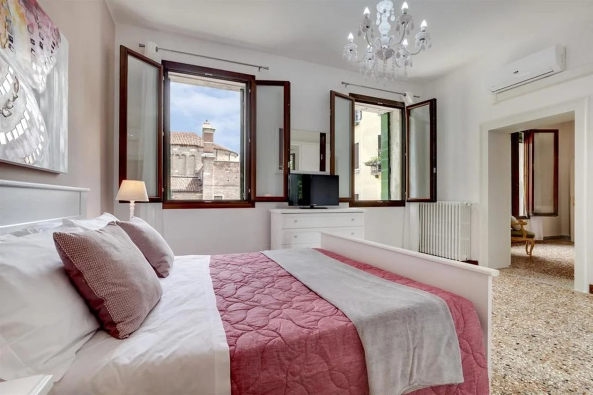 Accademia Opera Deluxe