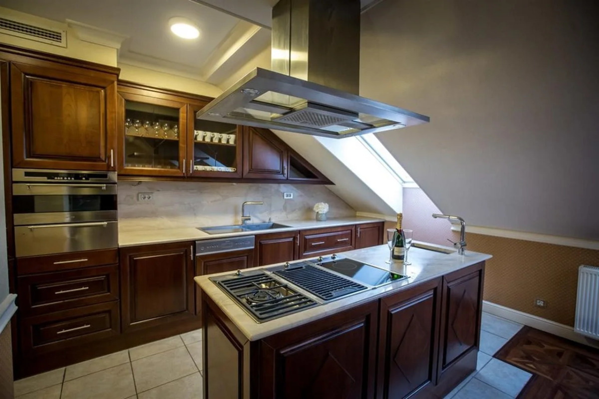 Queen's Court Hotel & Residence