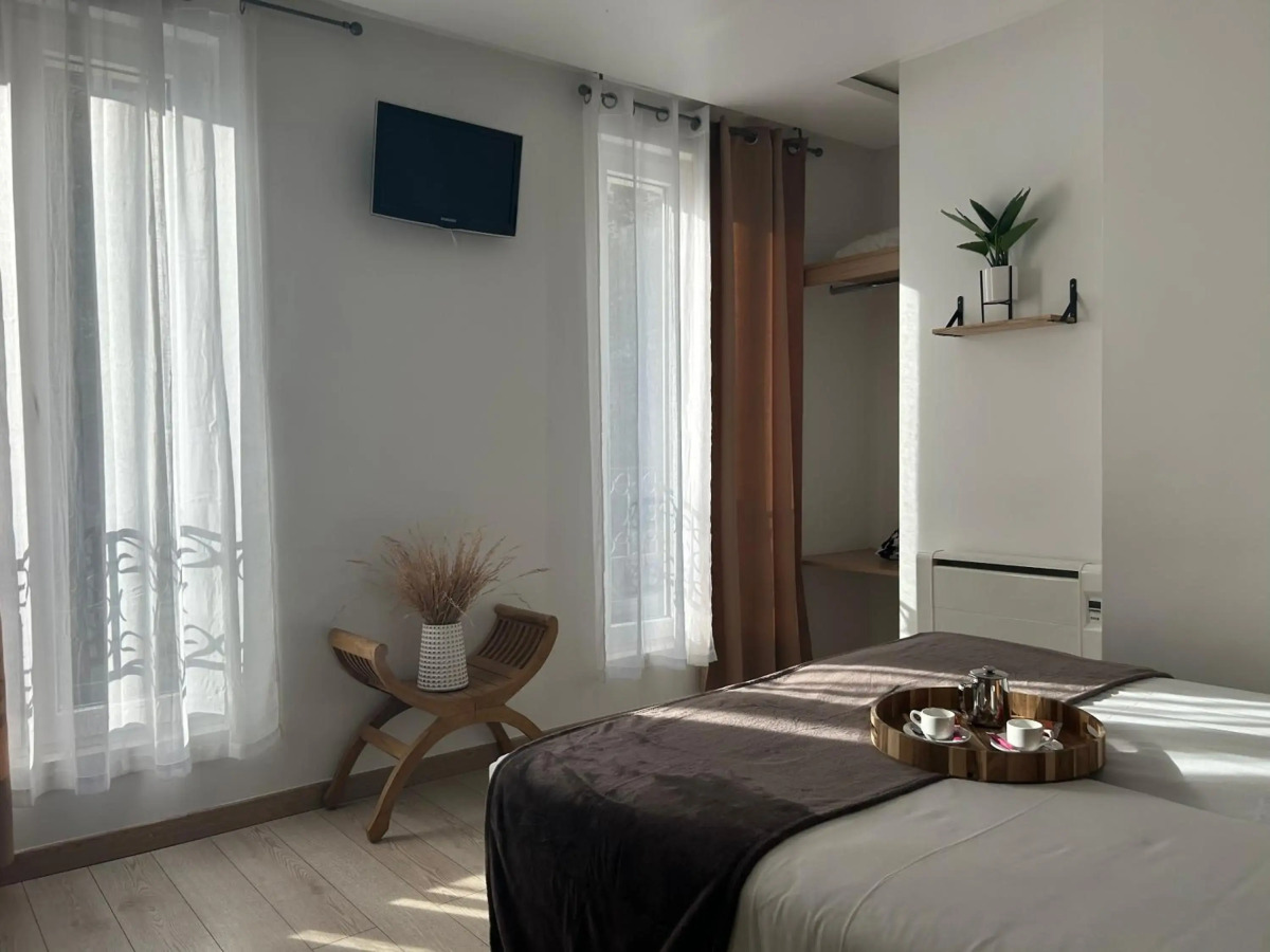 Hotel Le National Clichy Paris