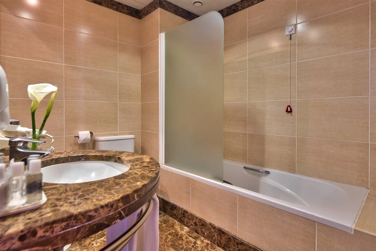 Four Views Monumental Lido