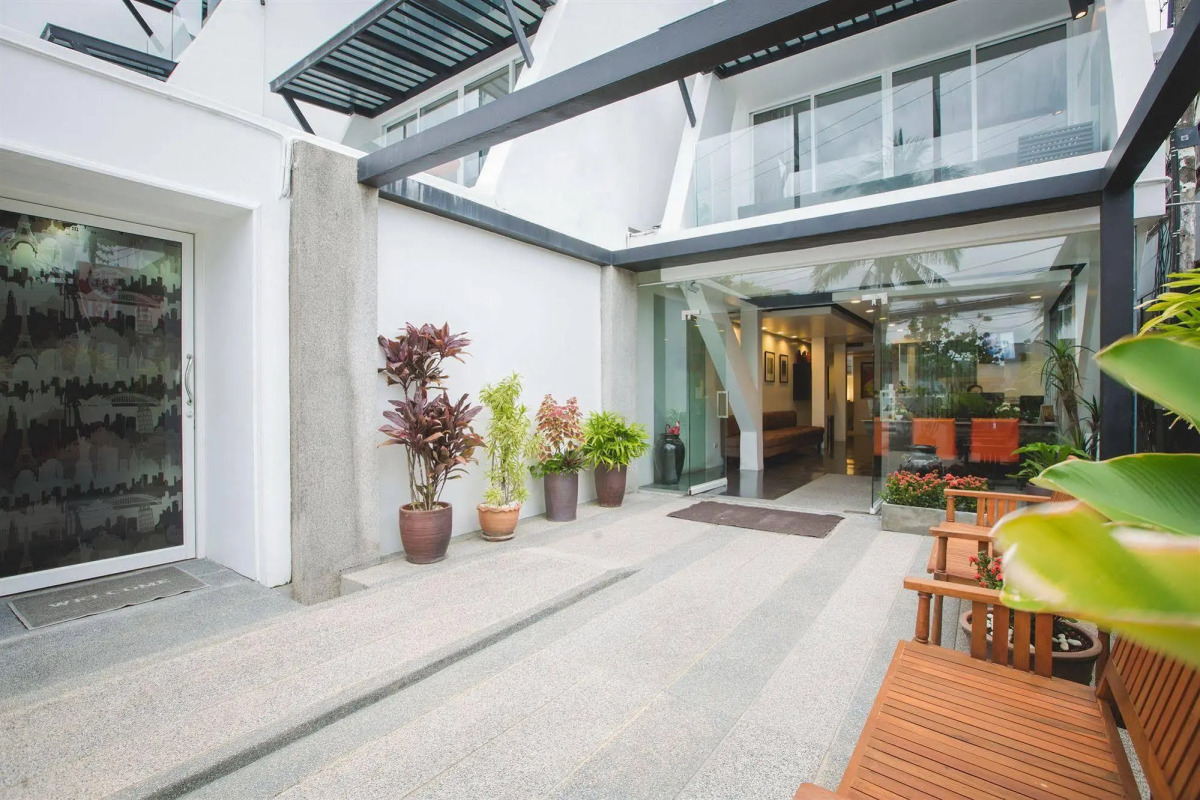 The Front Hotel and Apartment