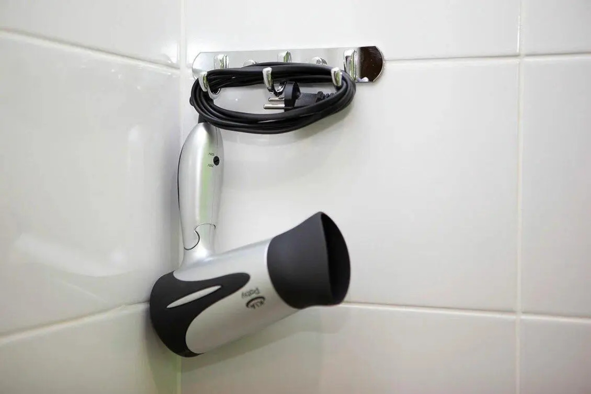 Диван и чемодан на улице Сибиряков-Гвардейцев