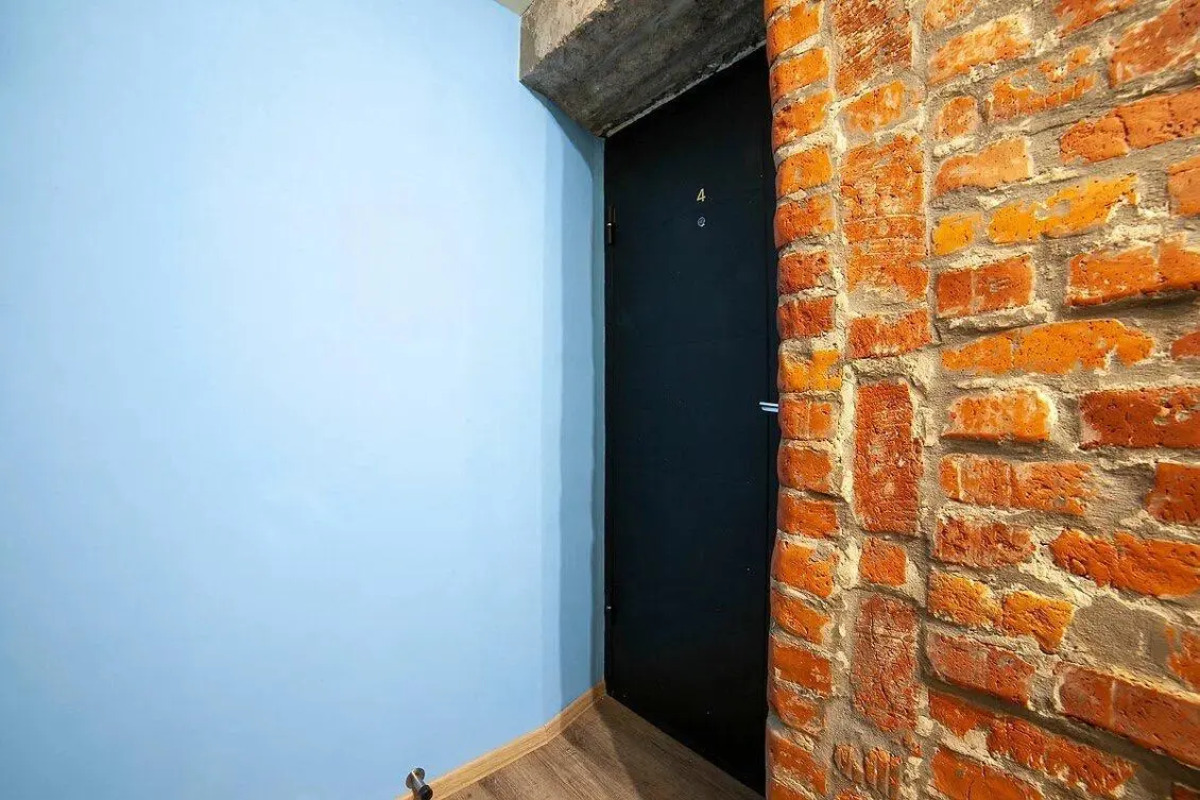 Диван и чемодан на улице Сибиряков-Гвардейцев