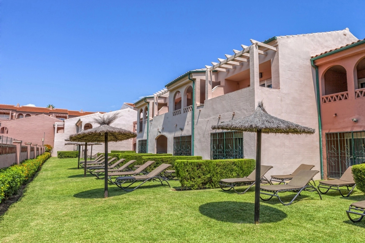 Отель Los Amigos Beach Club